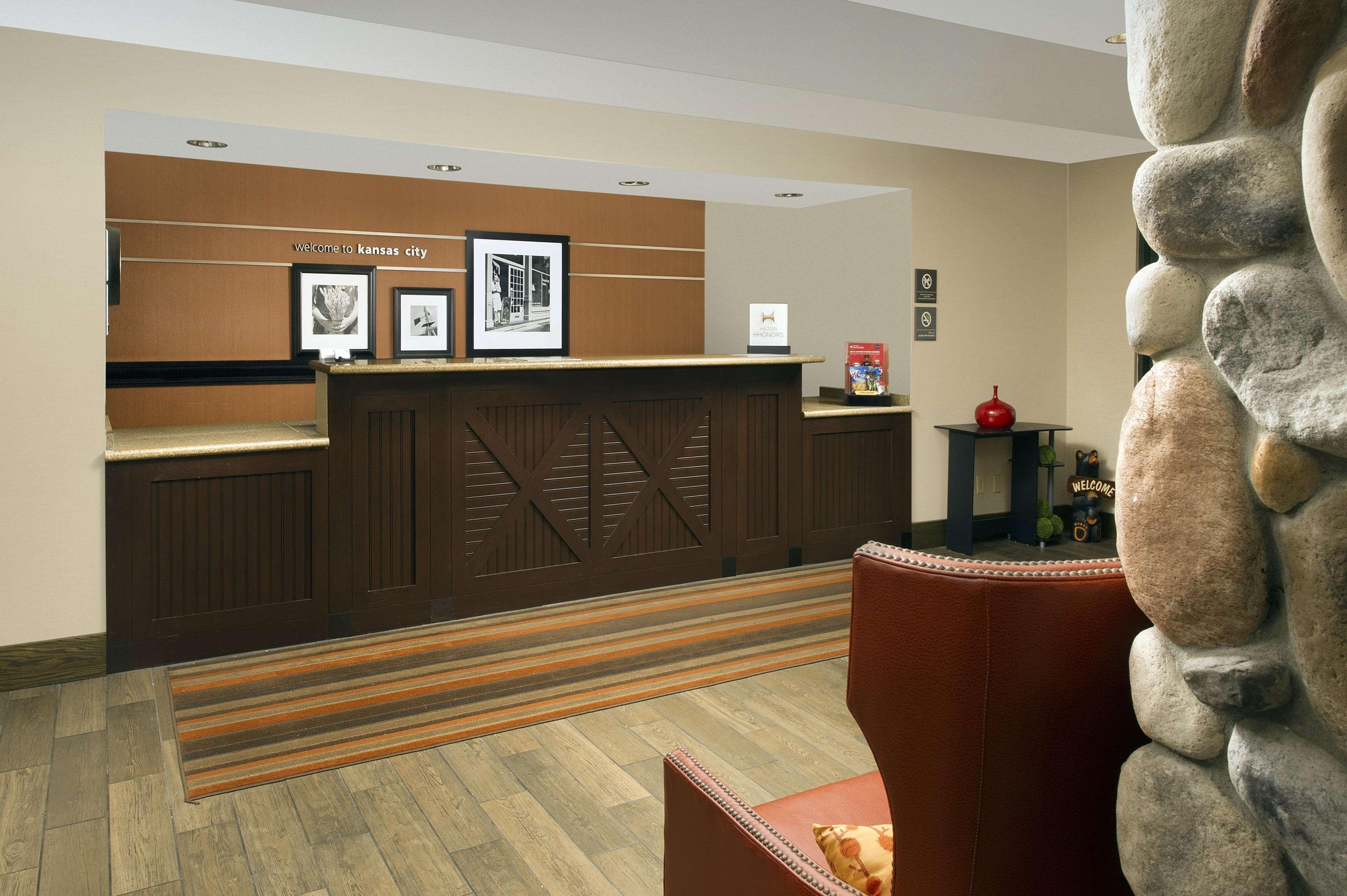 Hampton Inn Kansas City The Legends Interior photo