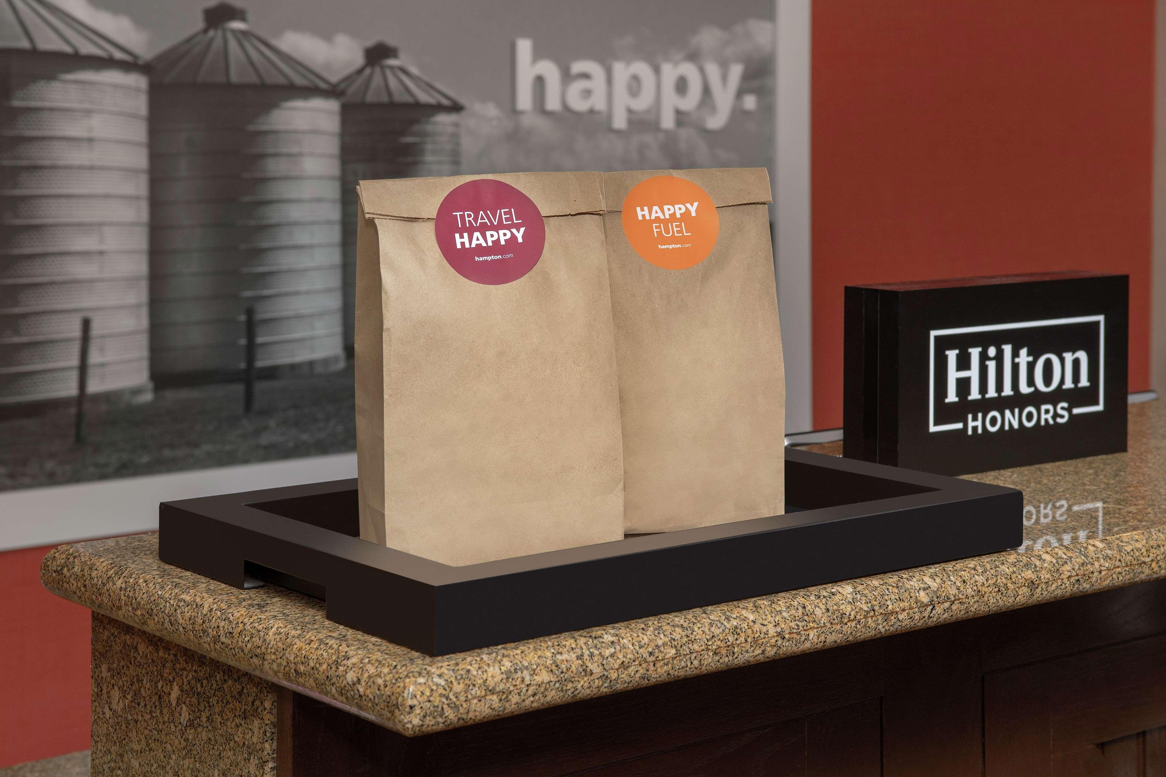 Hampton Inn Kansas City The Legends Exterior photo