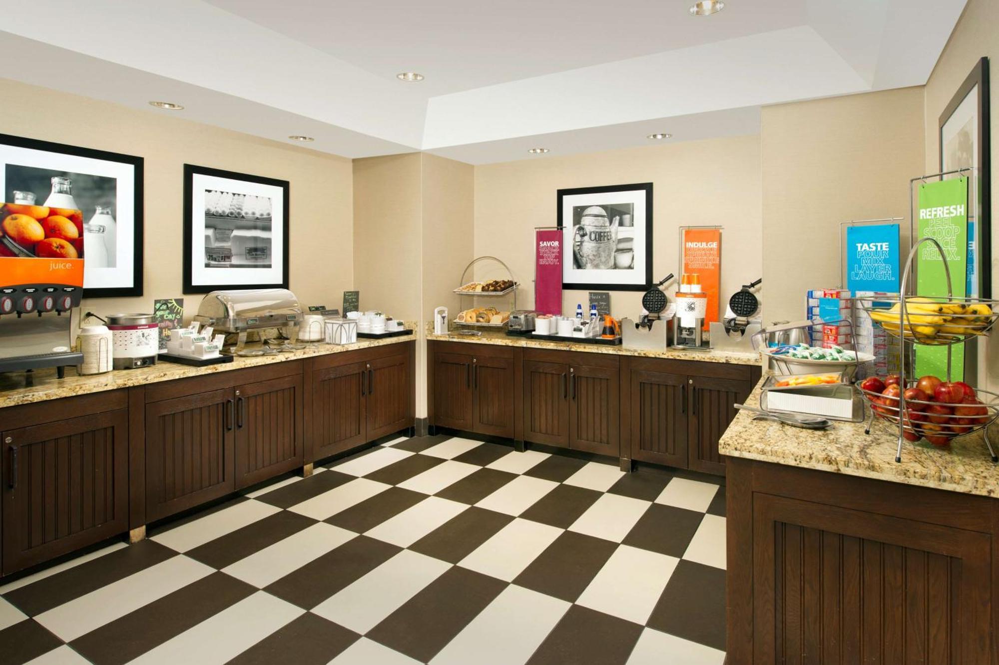 Hampton Inn Kansas City The Legends Exterior photo