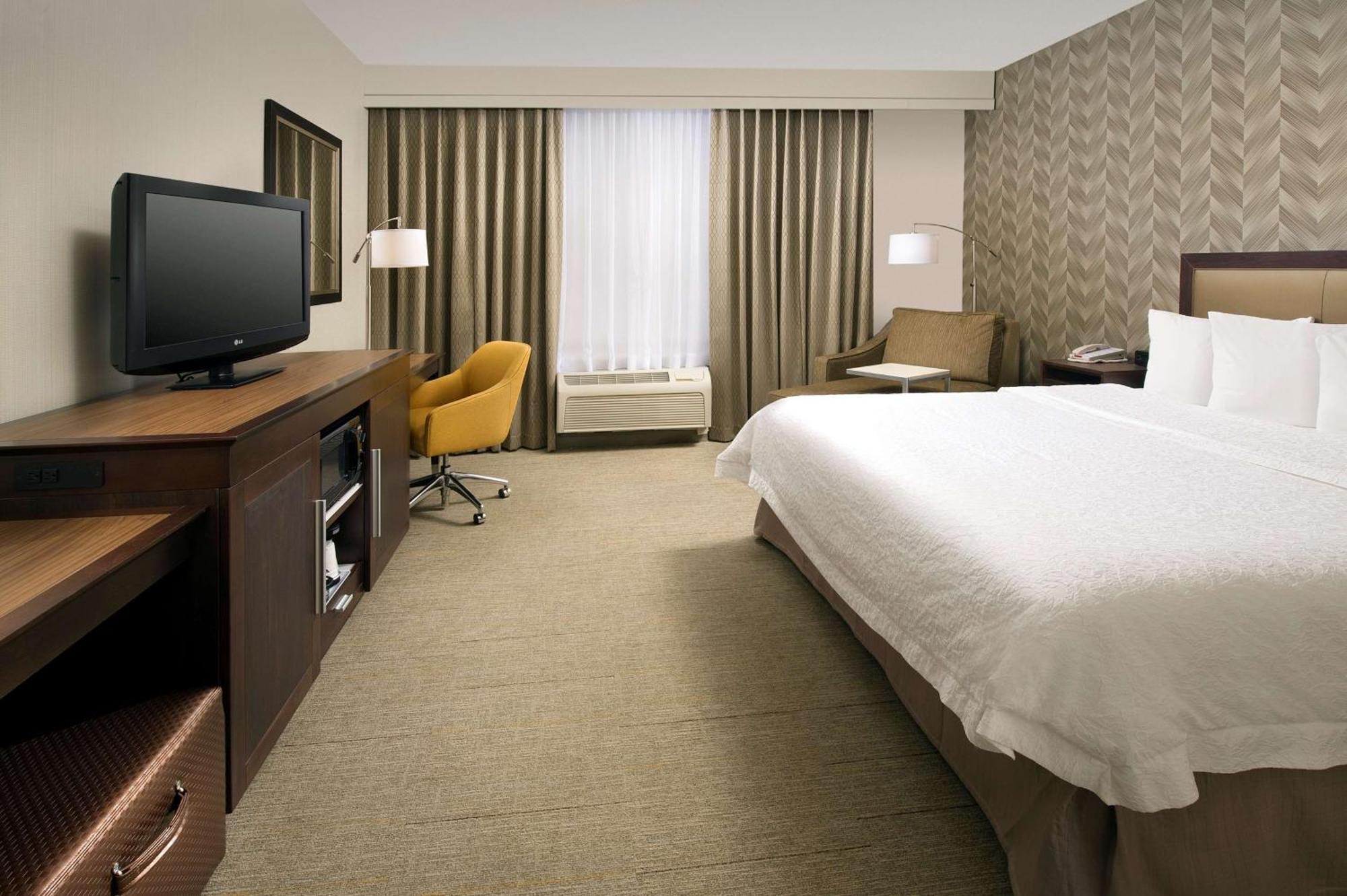 Hampton Inn Kansas City The Legends Exterior photo