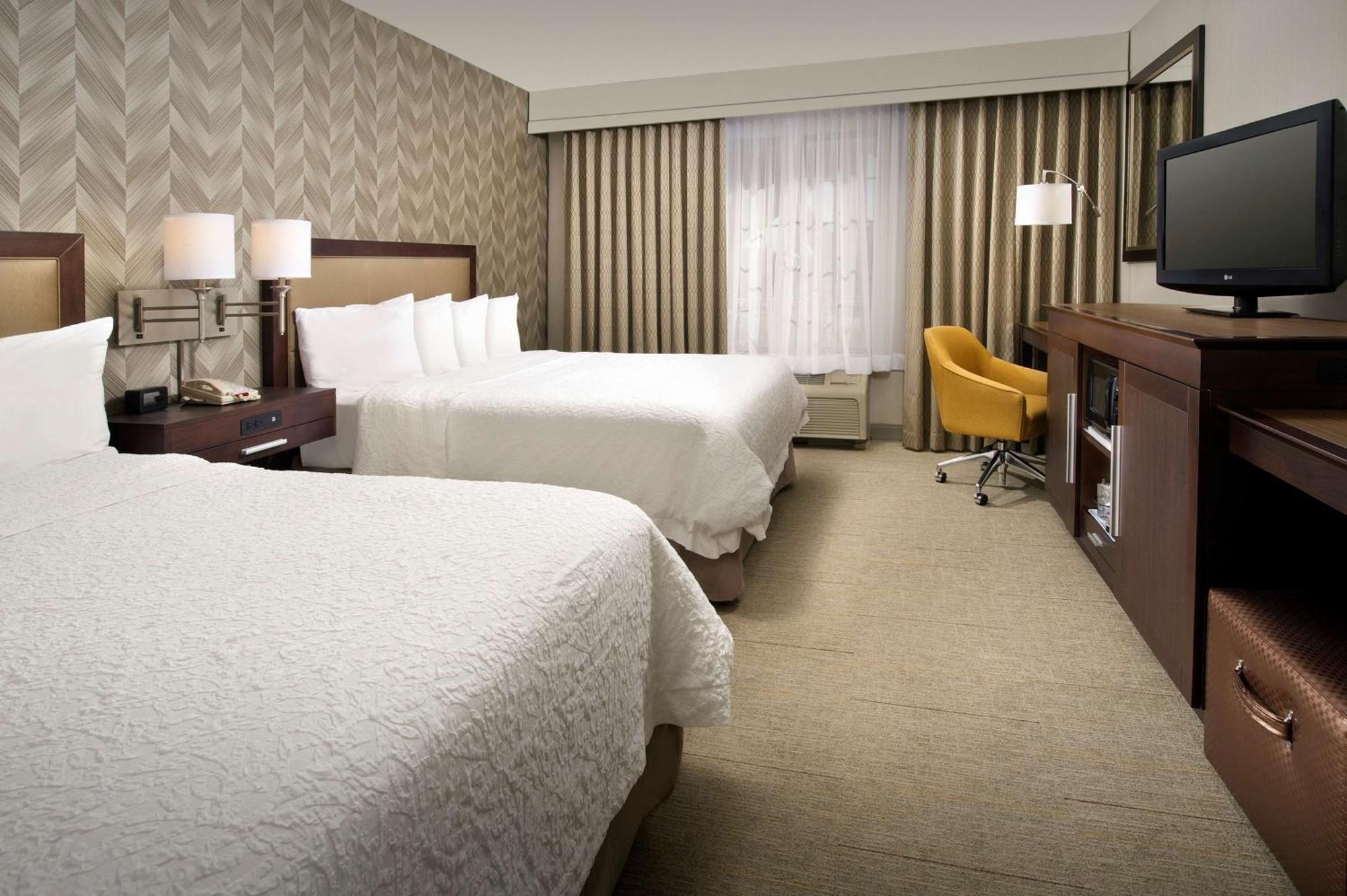 Hampton Inn Kansas City The Legends Exterior photo