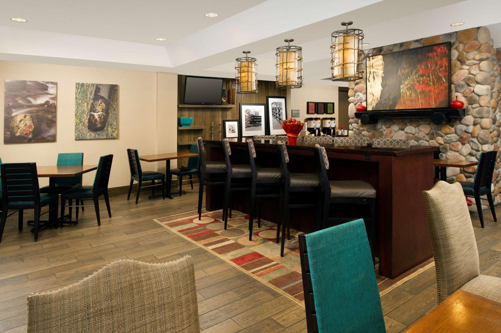 Hampton Inn Kansas City The Legends Exterior photo