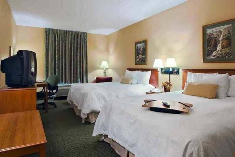 Hampton Inn Kansas City The Legends Exterior photo