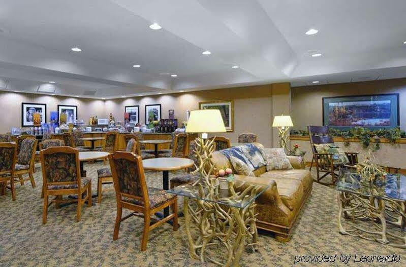 Hampton Inn Kansas City The Legends Exterior photo
